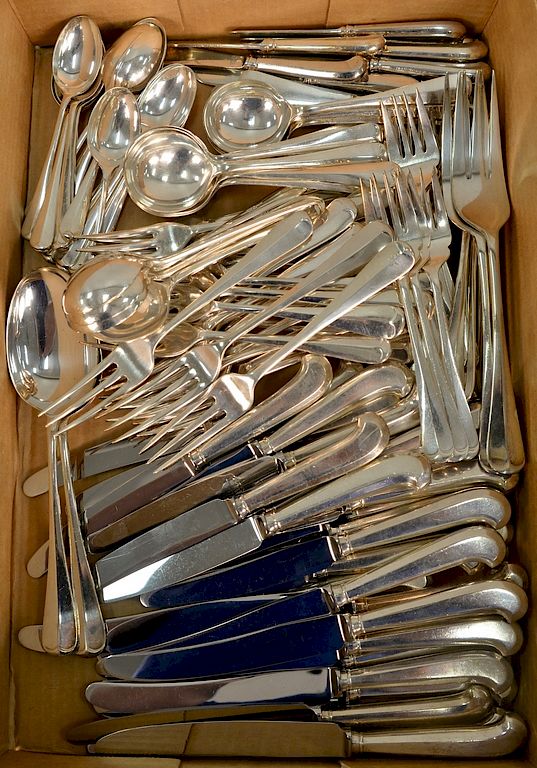 Appraisal: Worcester silverplated flatware set total pieces Worcester silverplated flatware set