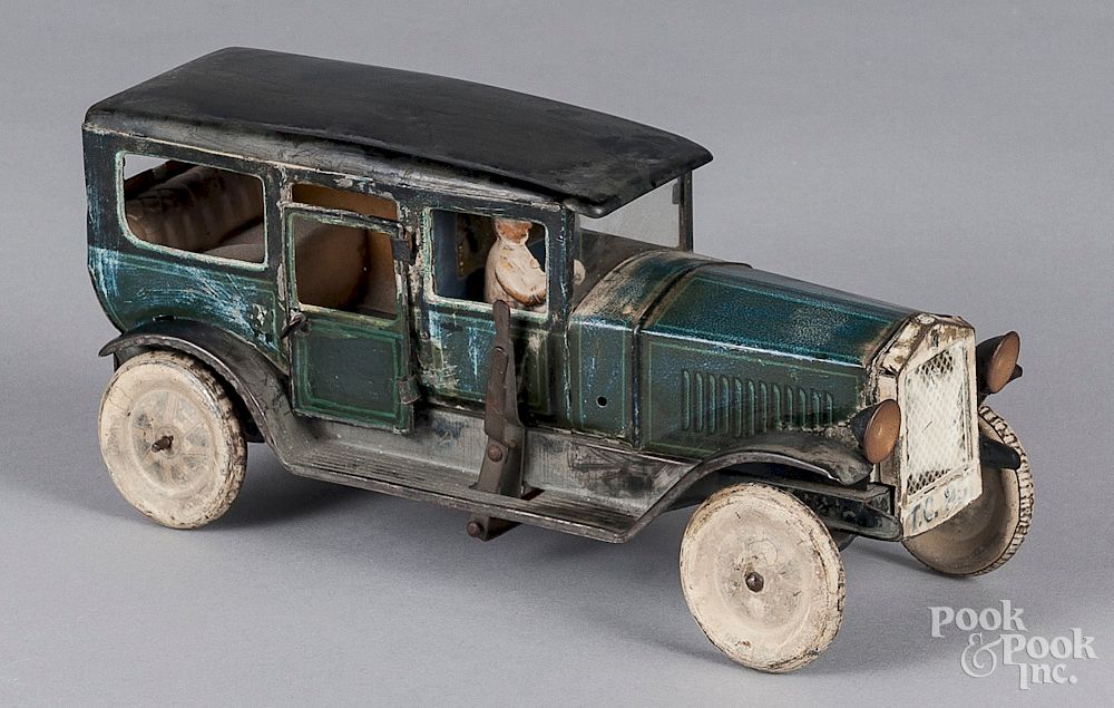 Appraisal: Karl Bub tin clockwork limousine Karl Bub tin clockwork limousine