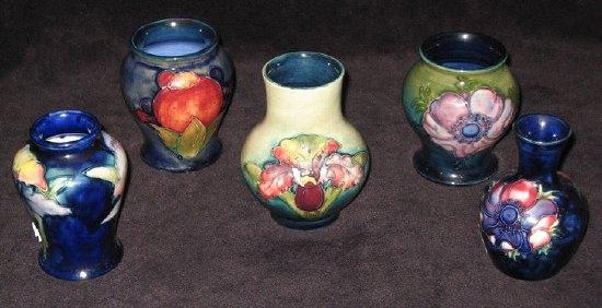 Appraisal: A group of five small Moorcroft vases 'Pomegranate' pattern cm