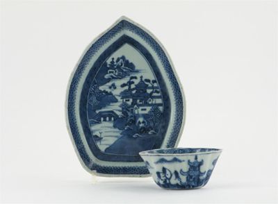 Appraisal: A Chinese blue and white ladle painted with a pagoda