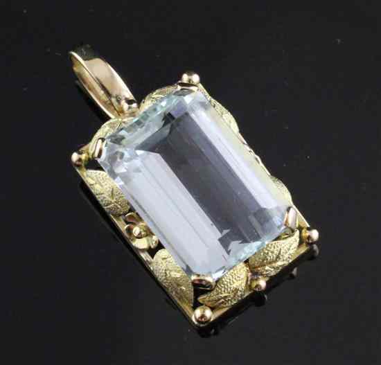 Appraisal: An ct gold and aquamarine pendant the central rectangular stone