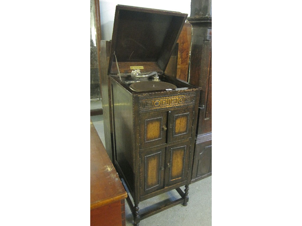 Appraisal: Fullotone oak cased free standing gramophone