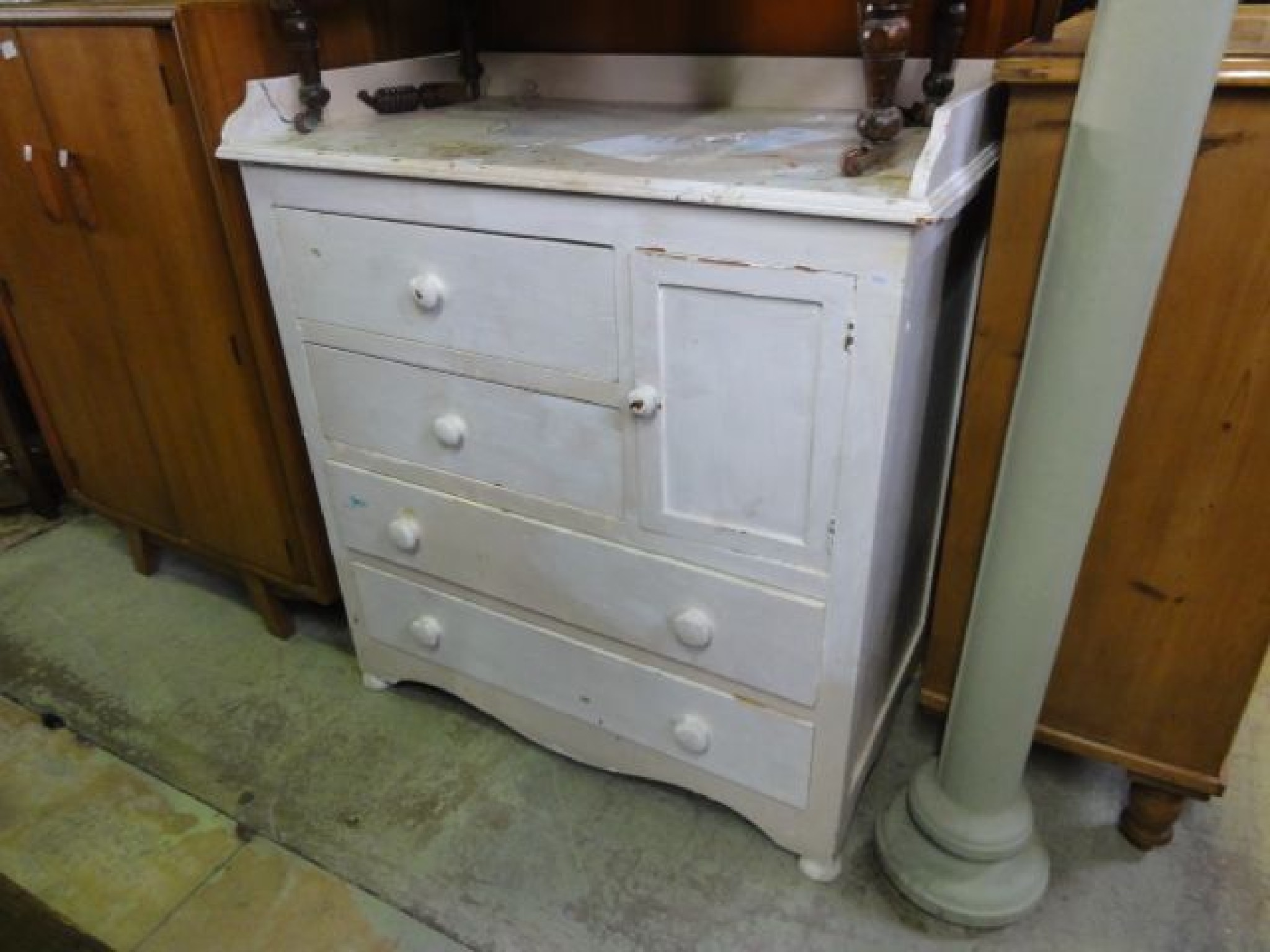 Appraisal: A pine framed painted bedroom chest with shallow raised threequarter