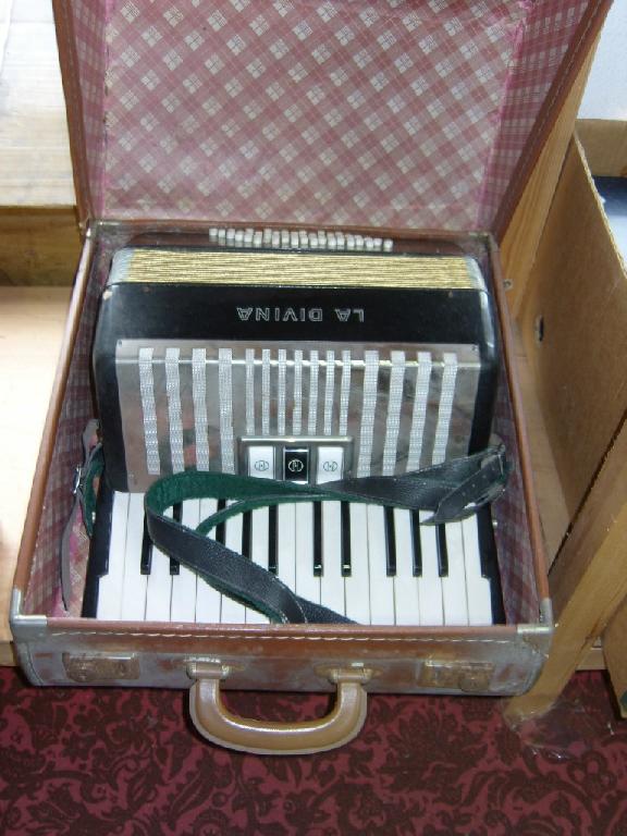 Appraisal: La Divina piano accordion and case -