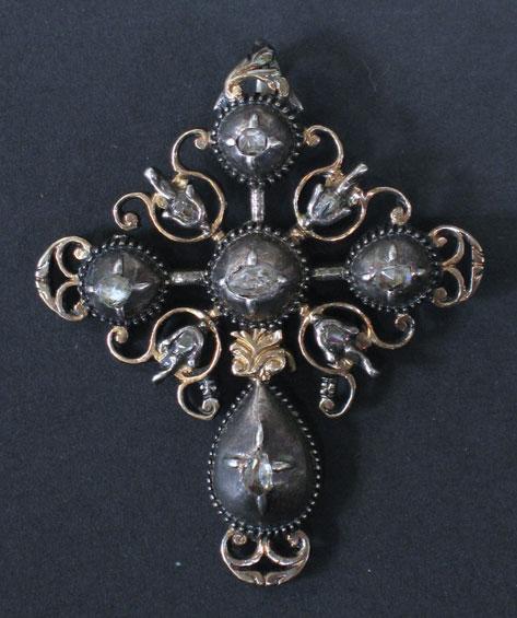 Appraisal: A LATE TH EARLY TH CENTURY HISPANIC PENDANT the open