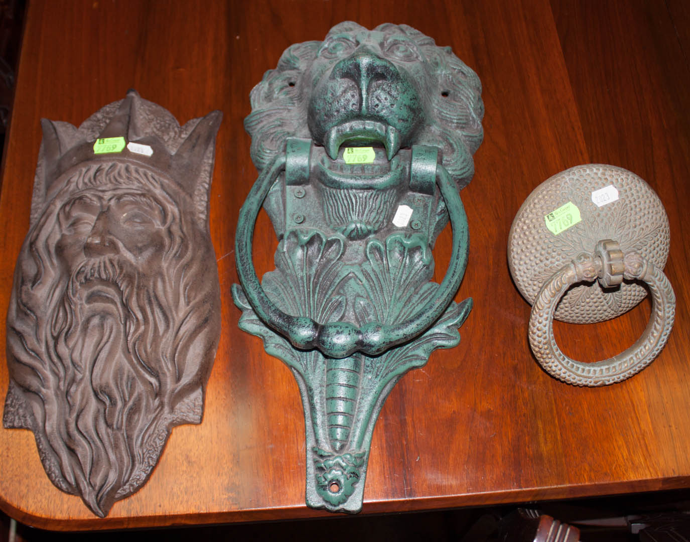 Appraisal: Five metal items including lion door knocker smaller door knocker