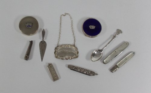 Appraisal: A quantity of small silver items including a cheroot holder