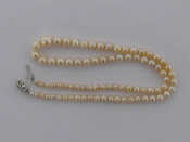 Appraisal: A single strand cultured pearl necklace composed of graduated cultured