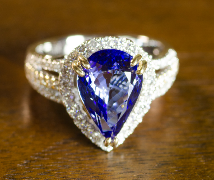 Appraisal: TANZANITE DIAMOND AND EIGHTEEN KARAT GOLD RING The white gold