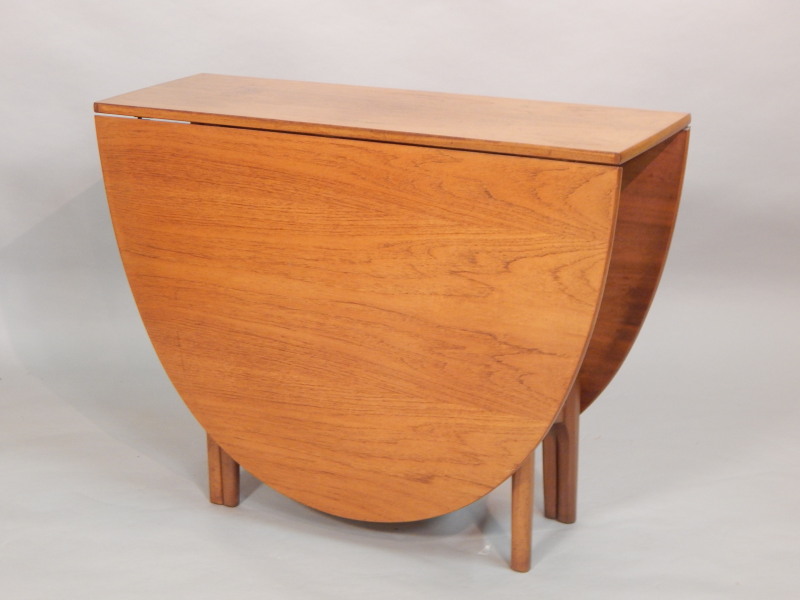 Appraisal: A retro style teak drop leaf table the oval top