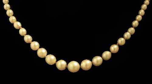 Appraisal: An Edwardian mm single graduated strand cultured pearl necklace with