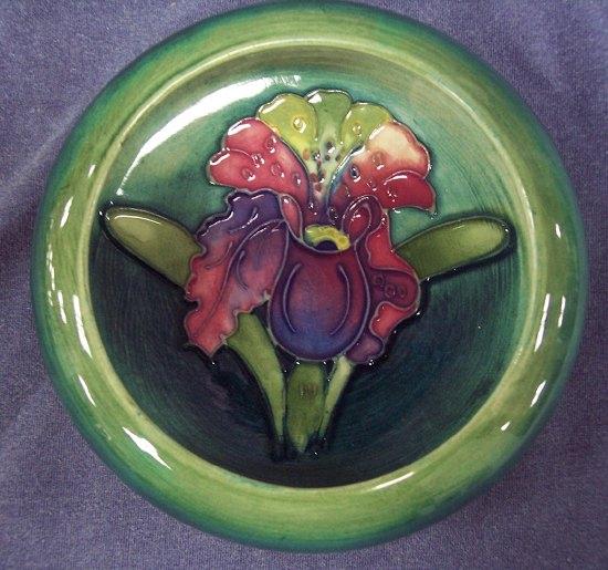 Appraisal: An Orchid pattern shallow bowl of green ground with folded