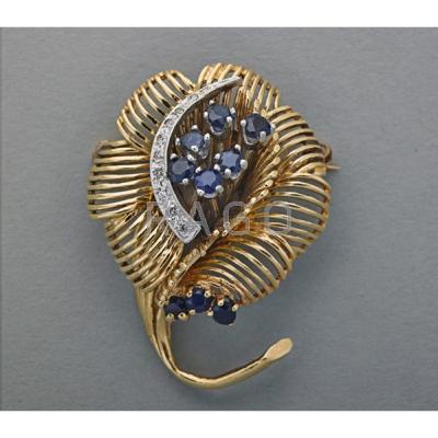 Appraisal: K GOLD DIAMOND AND SAPPHIRE BROOCH ca Filigree designed as