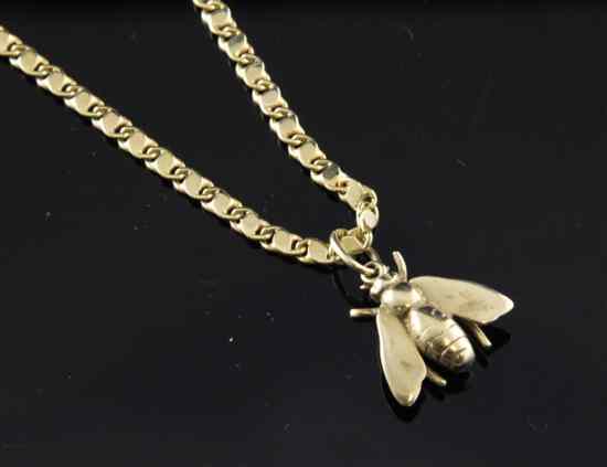 Appraisal: A modern ct gold bee pendant on an ct gold