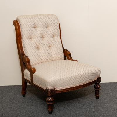 Appraisal: A Victorian walnut button back chair on turned and reeded