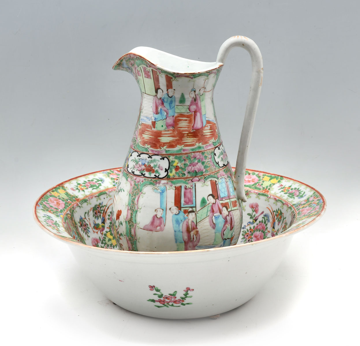 Appraisal: TH CENTURY ROSE MEDALLION PITCHER AND BASIN Qing dynasty Rose