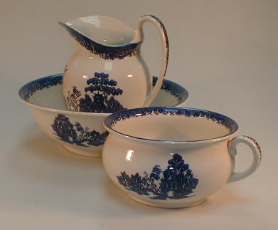 Appraisal: A willow pattern wash bowl jug and chamber pot