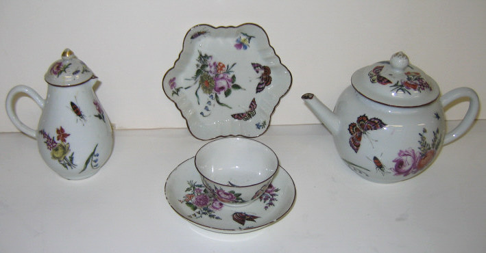 Appraisal: FIVE PIECES CHINESE EXPORT PORCELAIN Polychrome painted floral and insect