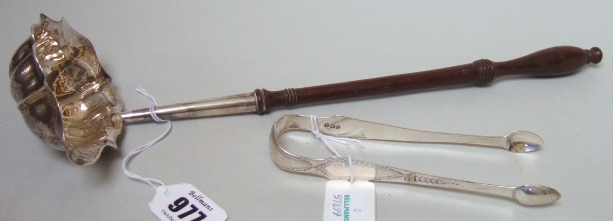 Appraisal: A silver toddy ladle with a shaped bowl and with