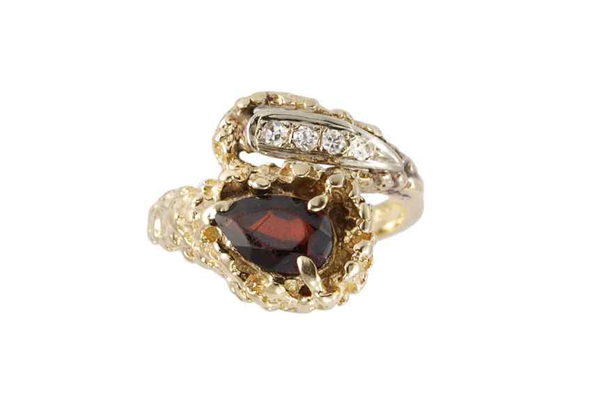 Appraisal: K CTW DIAMOND GARNET RING K yellow gold ring contains