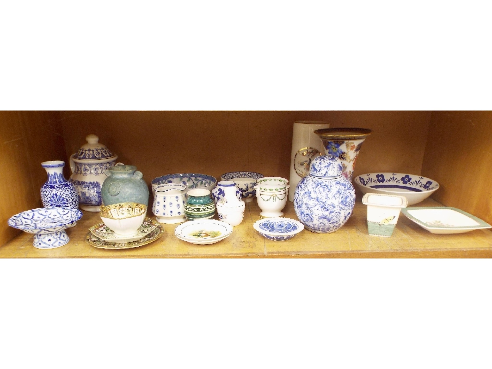 Appraisal: Collection of mixed miscellaneous ceramics to include blue and white