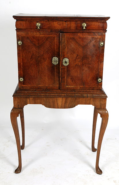 Appraisal: A LATE TH EARLY TH CENTURY FIGURED WALNUT SMALL CHEST