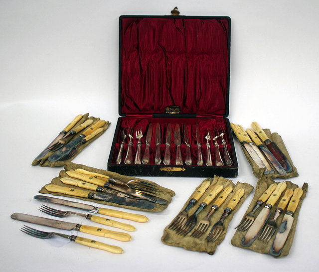 Appraisal: A CASED SET OF SIX SILVER FRUIT KNIVES AND FORKS