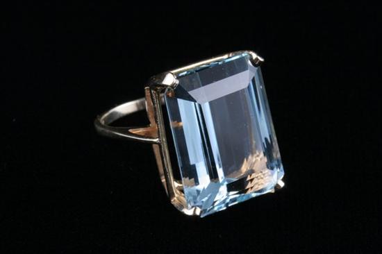 Appraisal: K YELLOW GOLD AND AQUAMARINE RING Rectangular step-cut aquamarine weighing