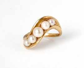 Appraisal: A ct gold Akoya cultured pearl set dress ring size