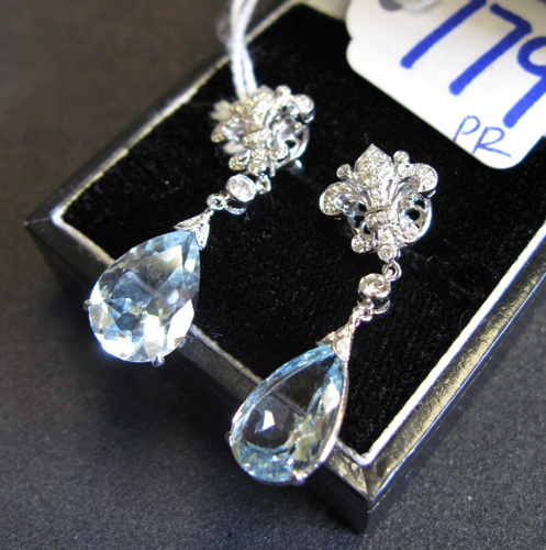 Appraisal: PAIR OF AQUAMARINE DIAMOND AND EIGHTEEN KARAT WHITE GOLD PENDANT