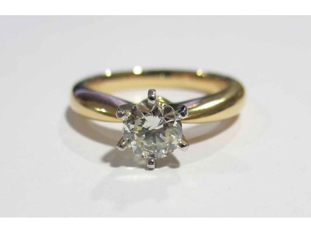 Appraisal: An eighteen carat gold and platinum diamond solitaire ring with