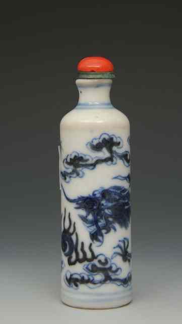 Appraisal: A CHINESE BLUE AND WHITE CYLINDRICAL PORCELAIN SNUFF BOTTLE decorated