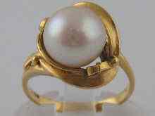 Appraisal: A yellow metal tests carat gold cultured pearl ring pearl