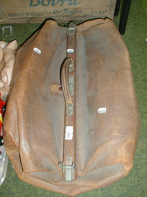 Appraisal: A large vintage leather Gladstone bag