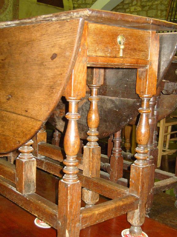 Appraisal: A Georgian oak gateleg drop leaf dining table of oval