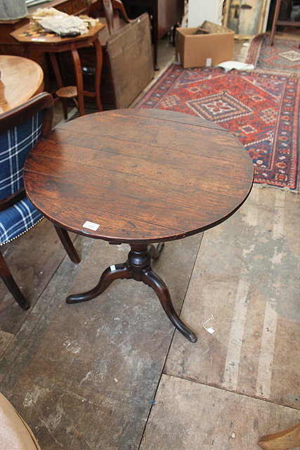 Appraisal: A GEORGIAN OAK CIRCULAR TILT TOP TABLE on turned baluster