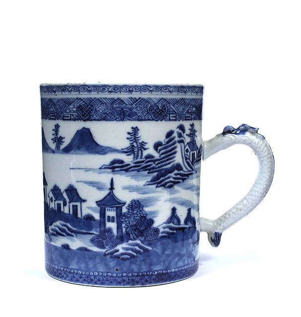 Appraisal: AN TH CENTURY CHINESE CYLINDRICAL QUART TANKARD decorated in cobalt