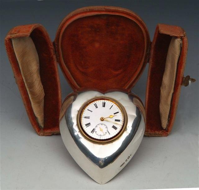 Appraisal: AN EDWARDIAN SILVER HEART SHAPED DRESSING TABLE DESK TOP CLOCK