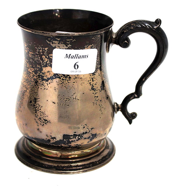 Appraisal: AN EARLY TH CENTURY SILVER TANKARD with a scrolling handle