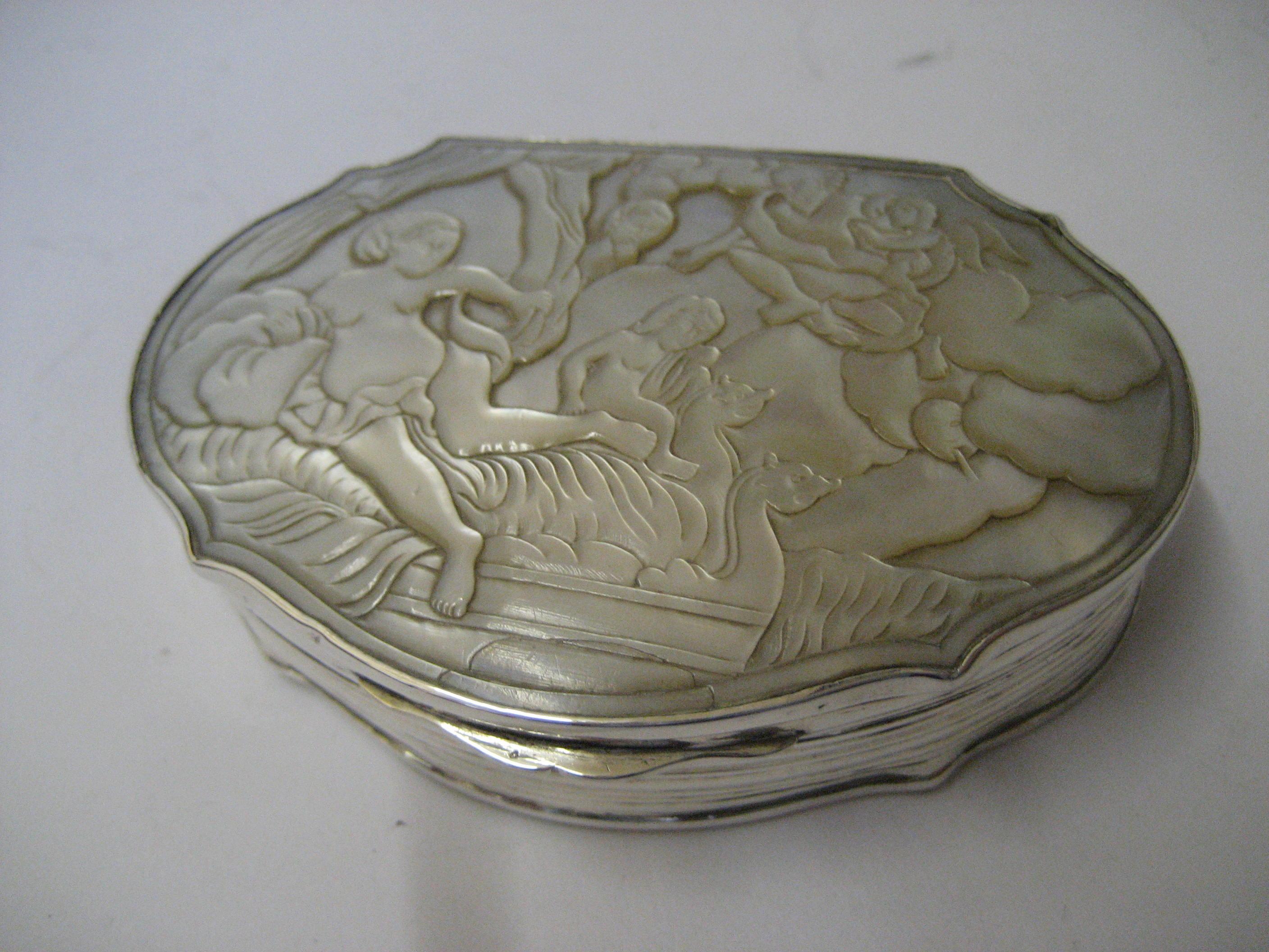 Appraisal: A SILVER MOUNTED SNUFF BOX possibly German c the hinged