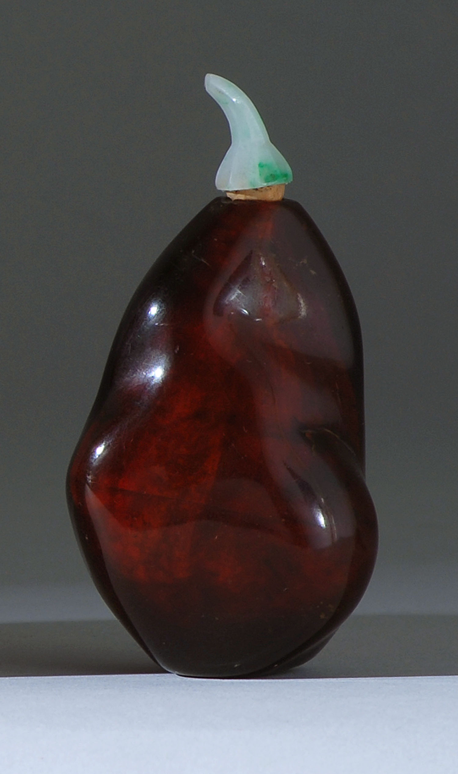 Appraisal: AMBER SNUFF BOTTLE th CenturyIn pebble form Length cm Jadeite