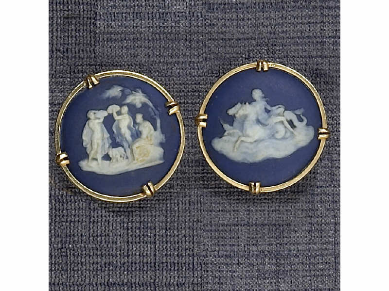 Appraisal: CAMEO CUFF LINKS k yellow gold cuff links and tie