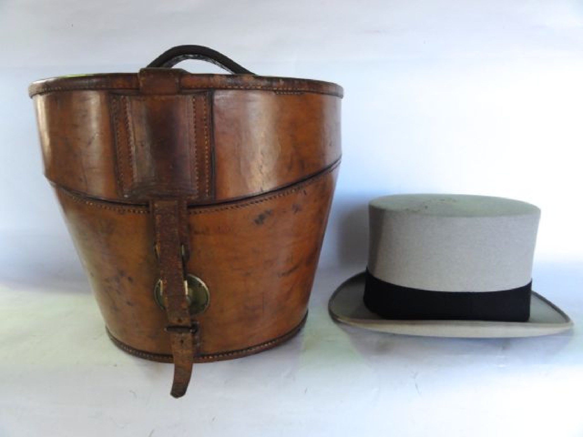 Appraisal: A good quality antique stitched and tanned leather hat box