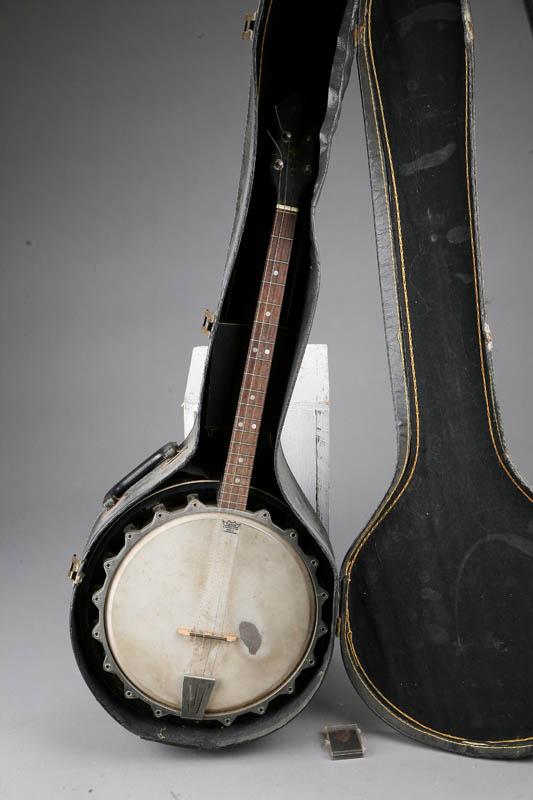 Appraisal: BANJO IN CASE Manufactured by Framus Natural wood color with