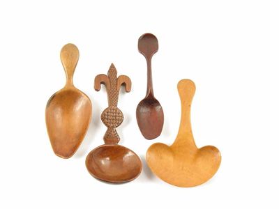 Appraisal: A late th century treen caddy spoon with an oval