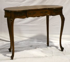 Appraisal: A reproduction kidney shaped table