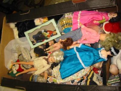 Appraisal: A box of various plastic and celluloid dolls including Sindy