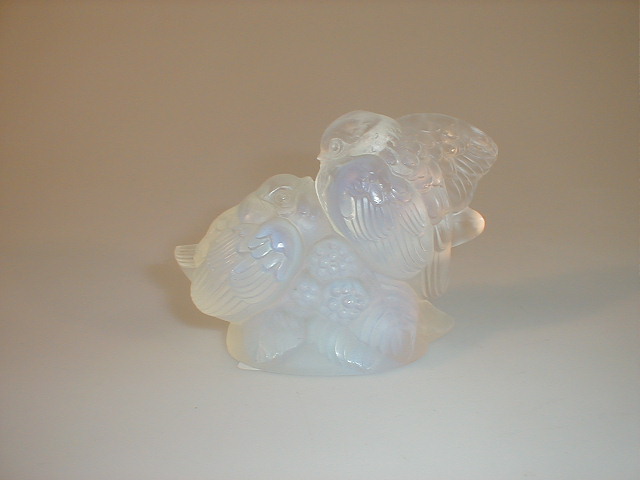 Appraisal: A Sabino opalescent glass bird group modelled as a mother