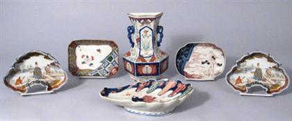 Appraisal: Japanese imari wall sconce and five trays th century Comprised