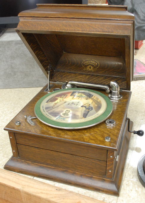 Appraisal: COLUMBIA GRAFONOLA DISC PHONOGRAPH an oak cased table model c